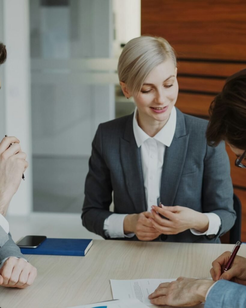 Advogada conversando com clientes durante a assinatura de um contrato